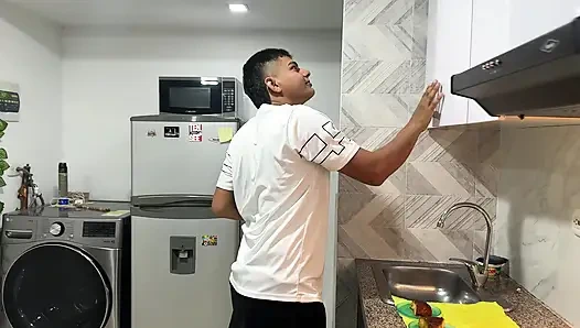 Ich lade meine latina mit dickem arsch ein, nachtisch zu essen und sie isst meinen riesigen und köstlichen schwanz