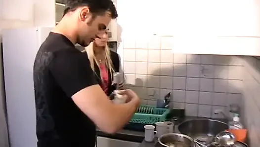 Домохозяйка должна подчищать на кухне