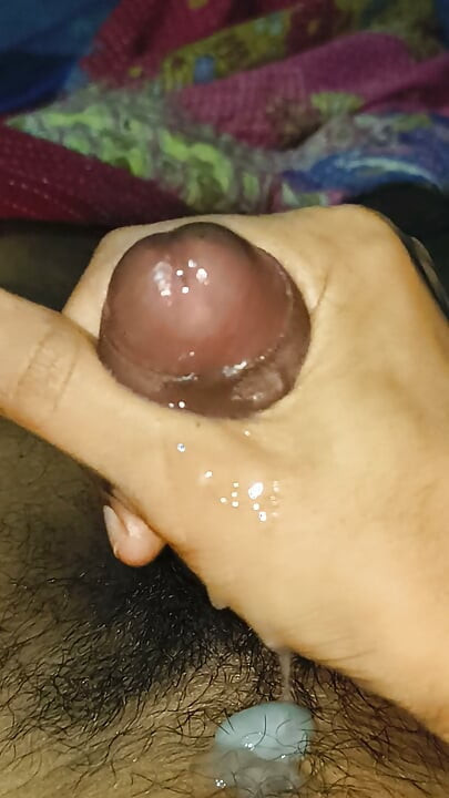 Estou gozando enquanto me masturbo com óleo.