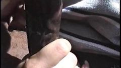 Pipe interraciale dans une voiture
