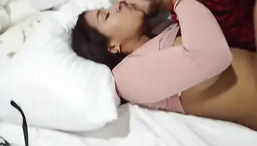 Брюнетка с большими натуральными сиськами трахается вкусно и без презерватива я нашел ее на свидании приложение