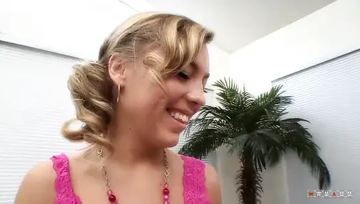 Zwei sexy blonde lesben mögen es, frech miteinander zu werden