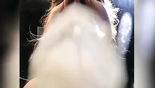 Cewek nakal pecinta bukkake ini dicrot sperma hangat sambil pakai kacamata!