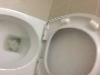 Fagot upokarzający palant w publicznej toalecie