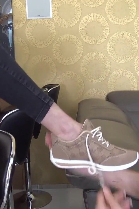 Geiles Brünettes Schätzchen Leckt Diee Füße Ihrer MILF