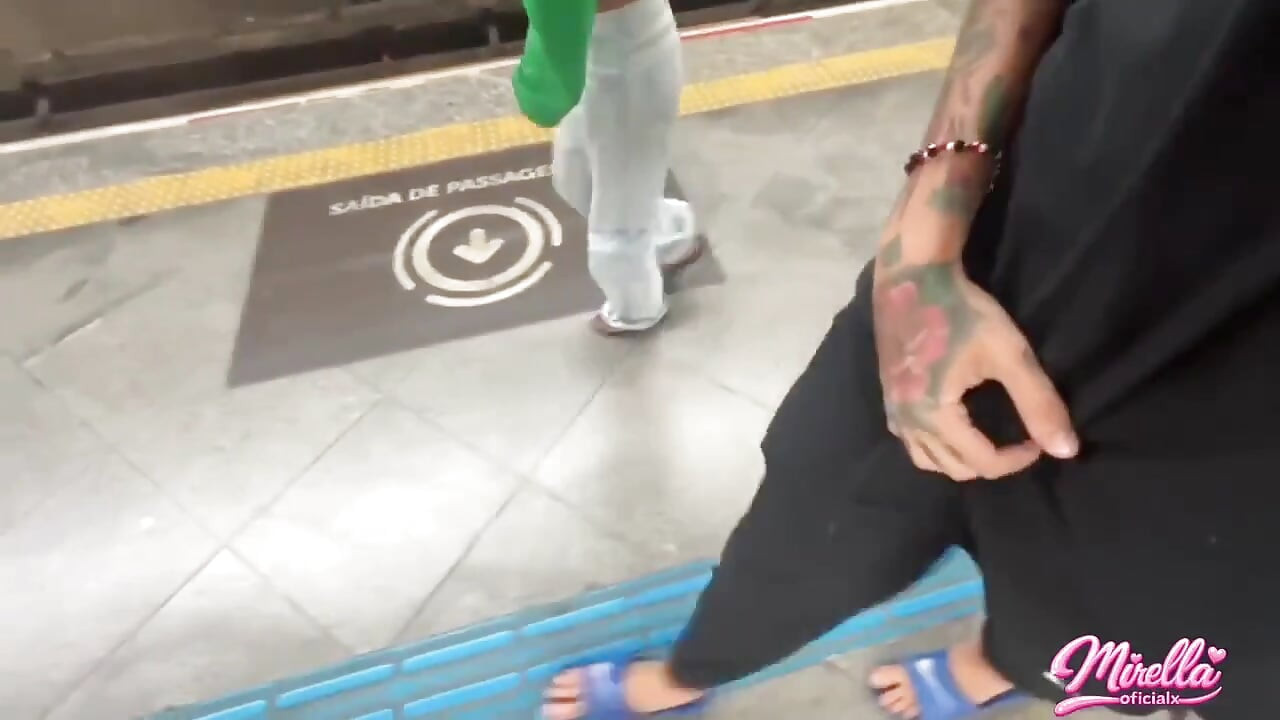 Ela não suporta ver a marcação do volume e me chupou dentro do metrô de So Paulo