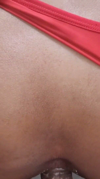 Minyon orta yaşlı seksi kadın sikinin derinlere vurması için dev götünü açıyor | Klip 3