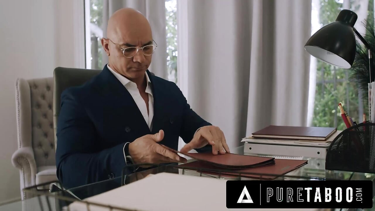CZYSTE TABU zdegustowane wódka Addison poddaje się aroganckiemu bogatemu mężczyźnie, który pozwał ją o zniesławienie