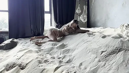 Monika Fox Shibari kum içinde