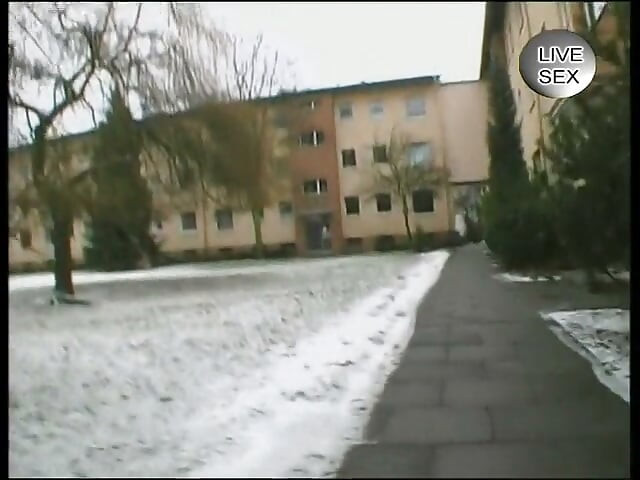 Брюнетка в чулках мастурбирует перед минетом