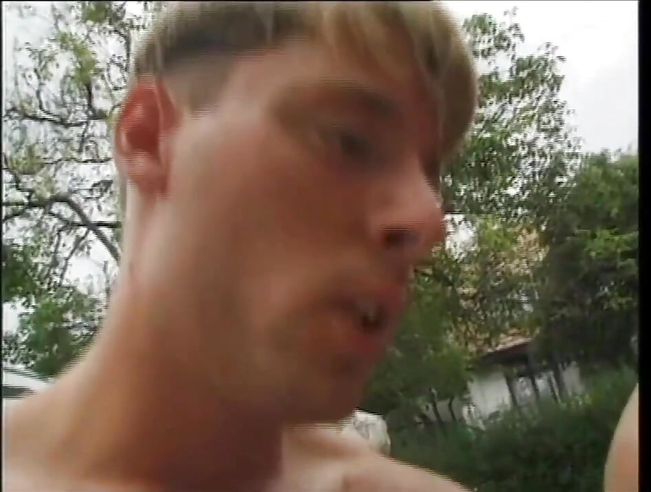 一个美丽的年轻饥渴女郎正在享受吮吸他男友的大鸡巴