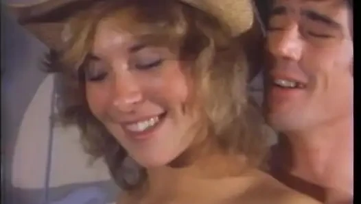 Yuvarlak götlü şehvetli hatun derin anal sikişiyor