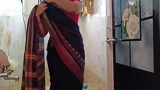 Indian Desi aunty hot bathing and sexy boobs and ass