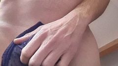 Lekker aftrekken op mijn vrouw haar bh , met een heerlijke vibrator anaal