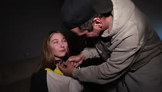 Bagian 1 Di pesta, pria dengan penis besar meniduri seorang gadis kuliah yang lucu