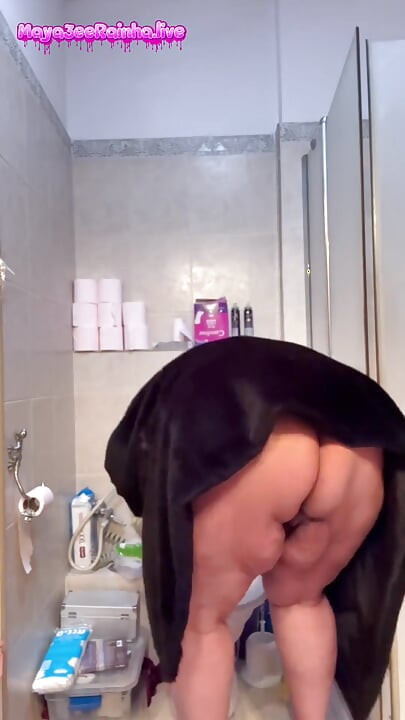 BBW in Fur Coat and Gold Heels: Brazilian Goddess Breaks New Toilet with Gassy Egg Plops