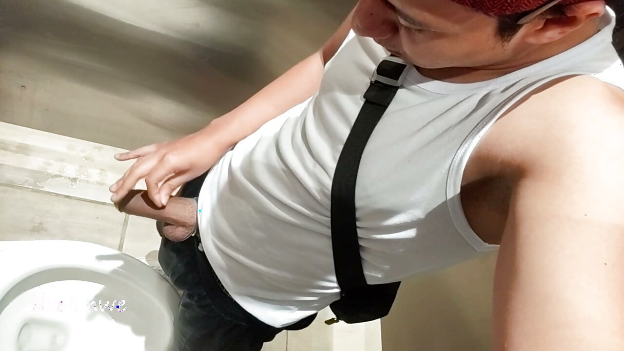 Masturbation au centre commercial