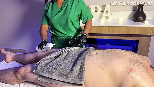 Fan with small dick receives a massage with happy ending  !