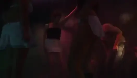 Olgun esmer orta yaşlı seksi kadın birden fazla yarağı sert alıyor