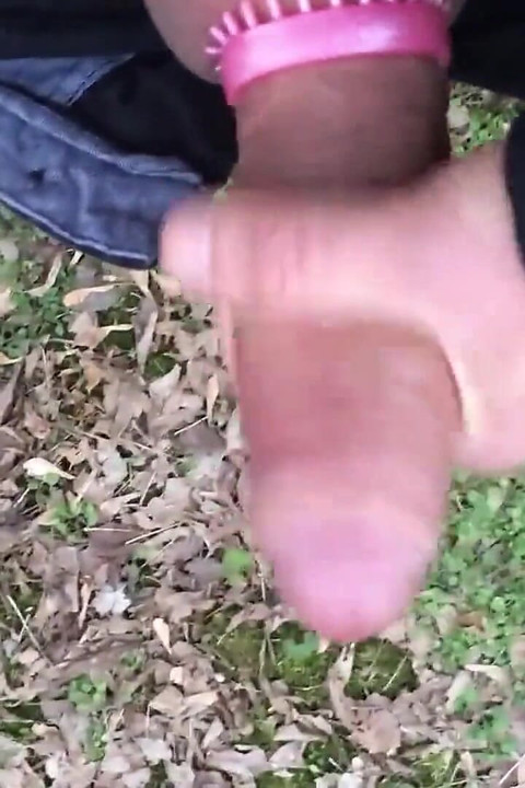 Penis halkalı kalın damarlı yarak parkta yoğun mastürbasyon yapıyor - döl yok
