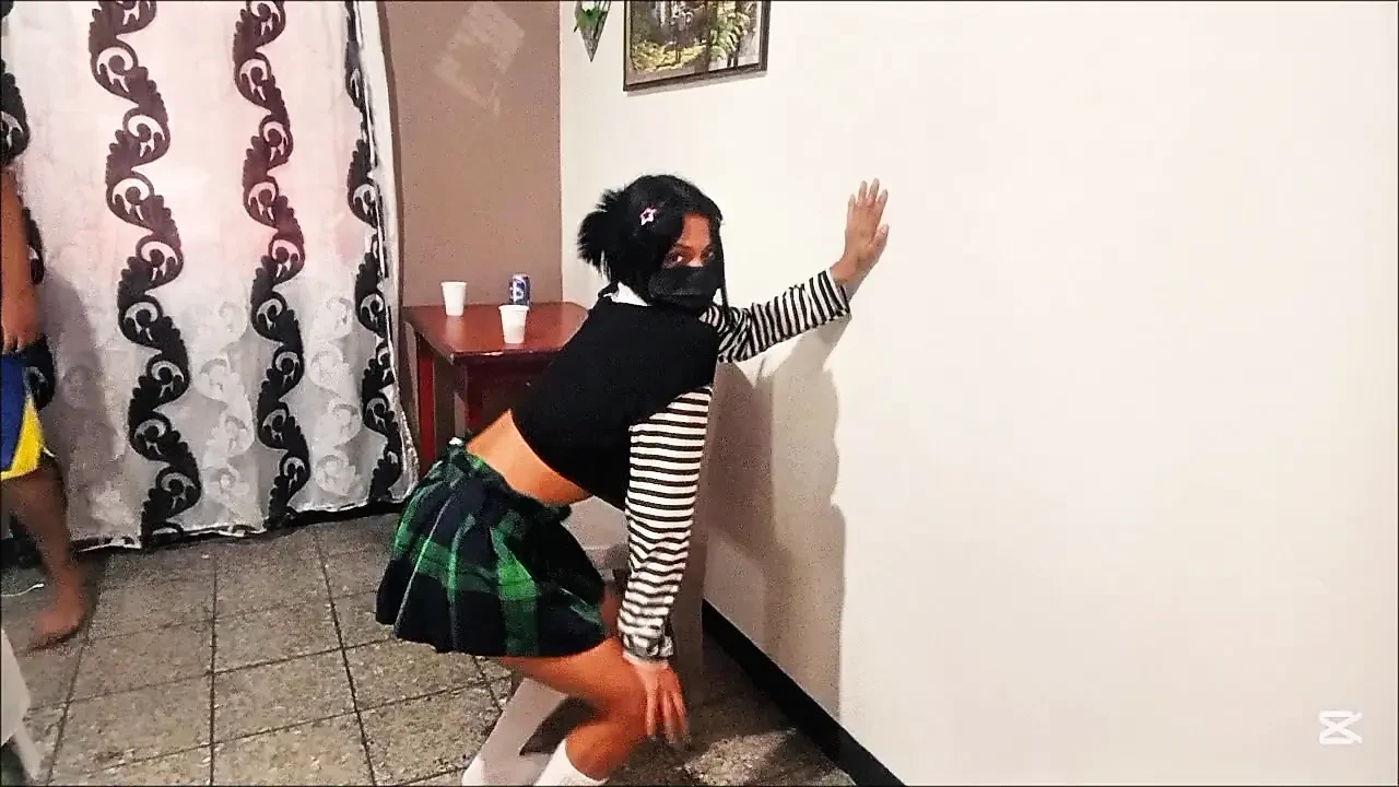 女学生放学后和老师开派对