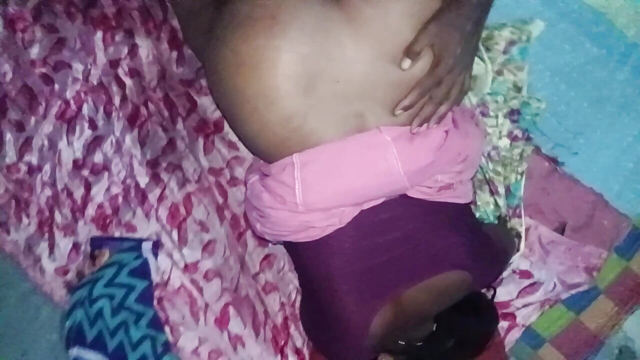 דודה הודית בתנוחת בוקרת ביתית