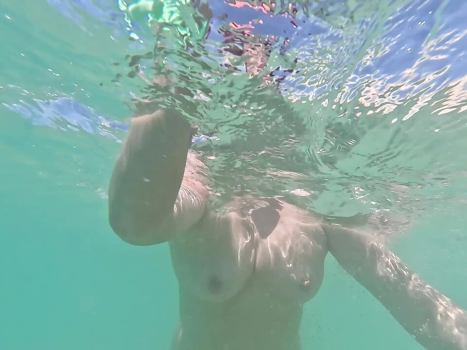 Girl Swimming Naked Underwater No Panties