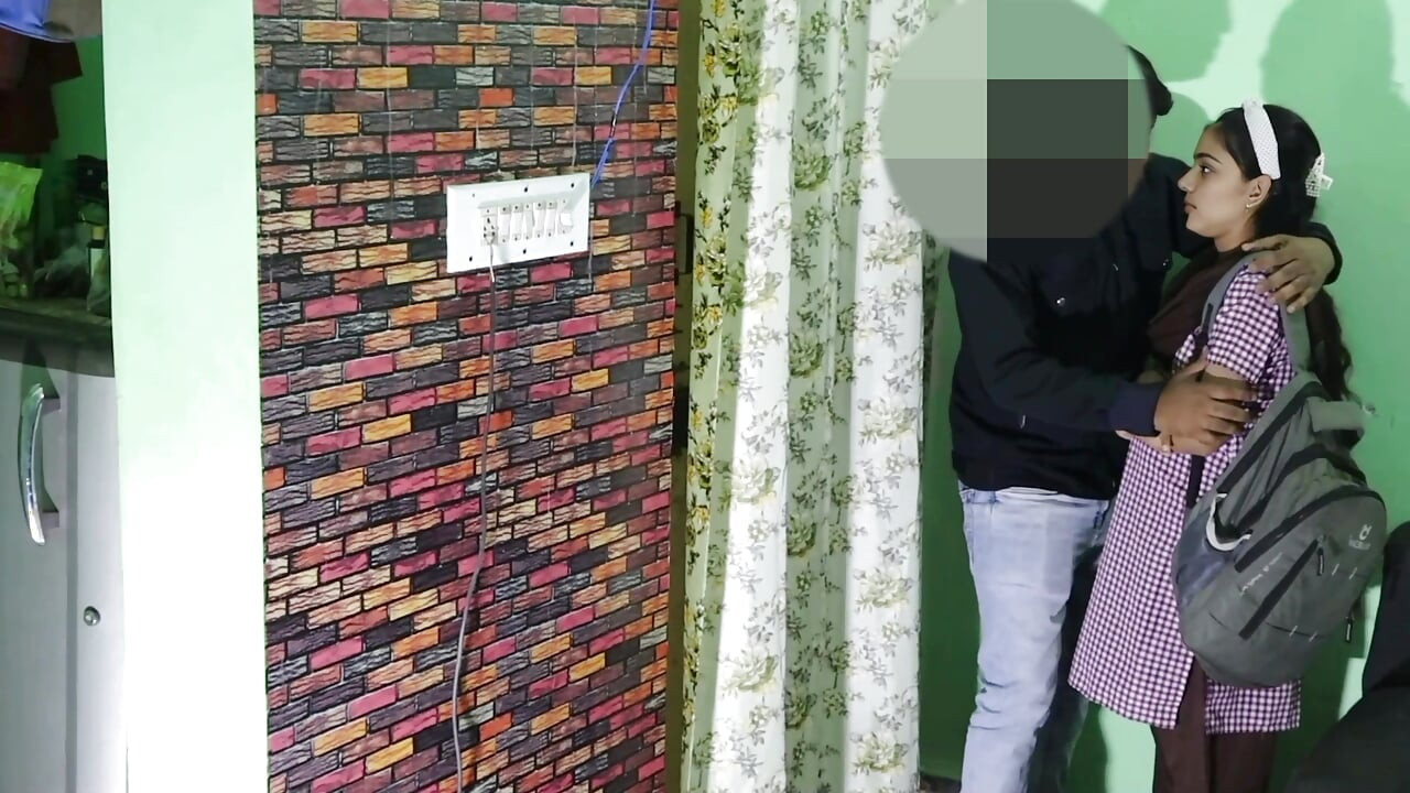 Індійська незаймана школярка вперше трахнула свого хлопця в анал з тугою пиздою