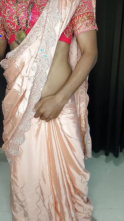 Ινδή καυτή σέξι αφαιρεί το Saree και αναδεικνύει το σέξι σουτιέν