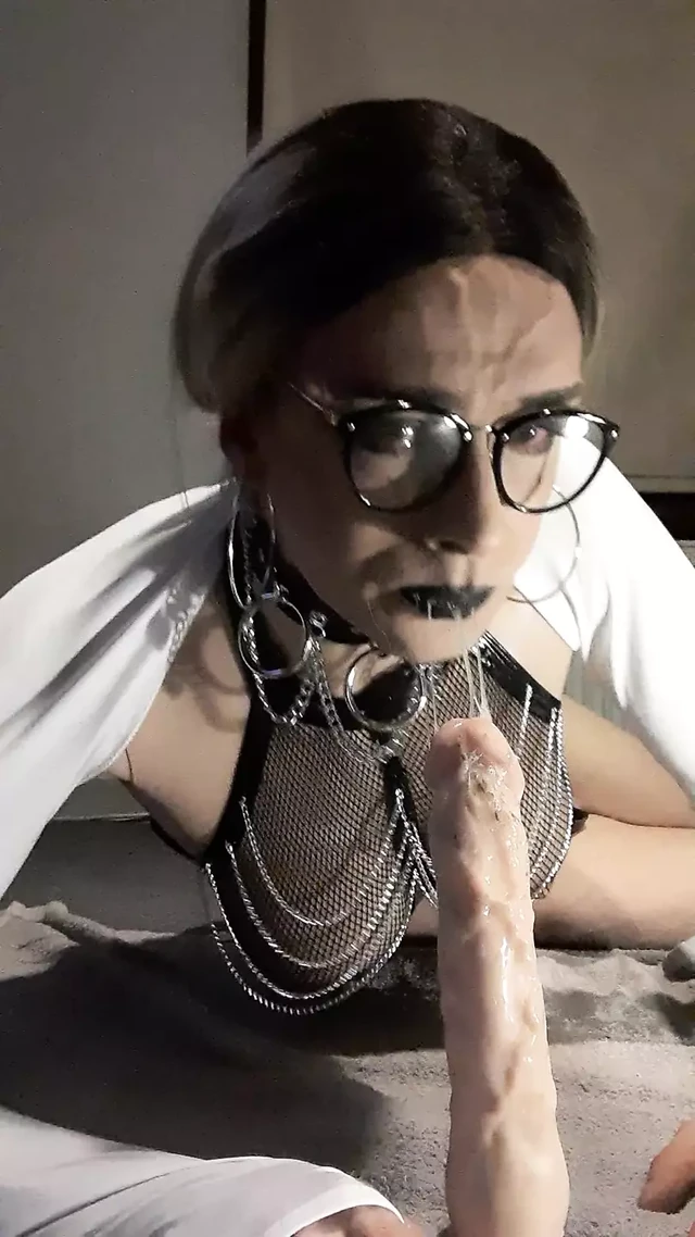 Deepthroat practice for gothic sissy