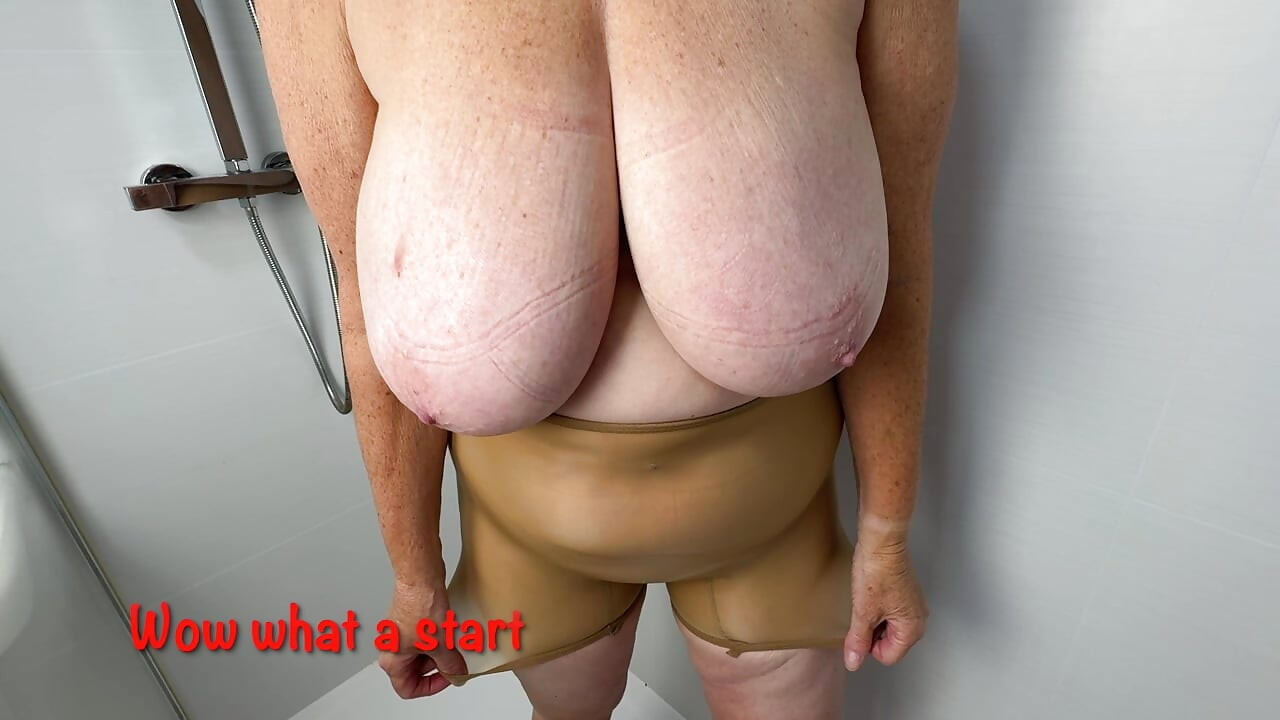 Mrs Mature Feet piša dok nosi najlon gaćice  532