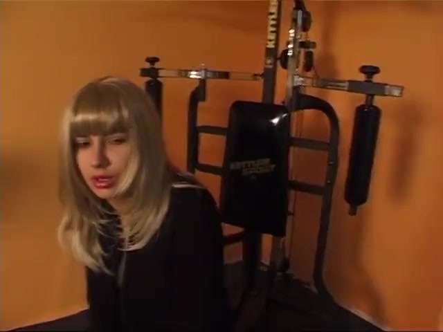 かわいい金髪のひよこは、鋳造でハードコックを吸う