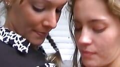 Två magnifika tyska tjejer knullar med en hård kuk offentligt