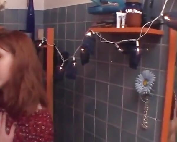 Une demi-sœur rousse de France joue avec deux