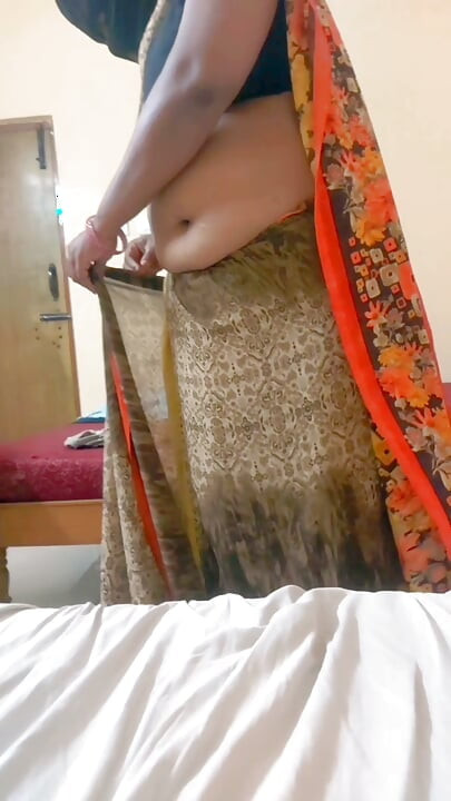 Desi Tamil bbw-vrouw Maya na seks naakt badkamerwassen & langzame saree die zich aankleedt plagen terwijl cuck filmt