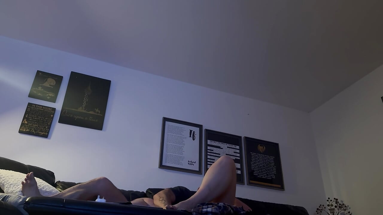 Casal caseiro de verdade - esposa lambida até o orgasmo e depois fodida na frente da janela