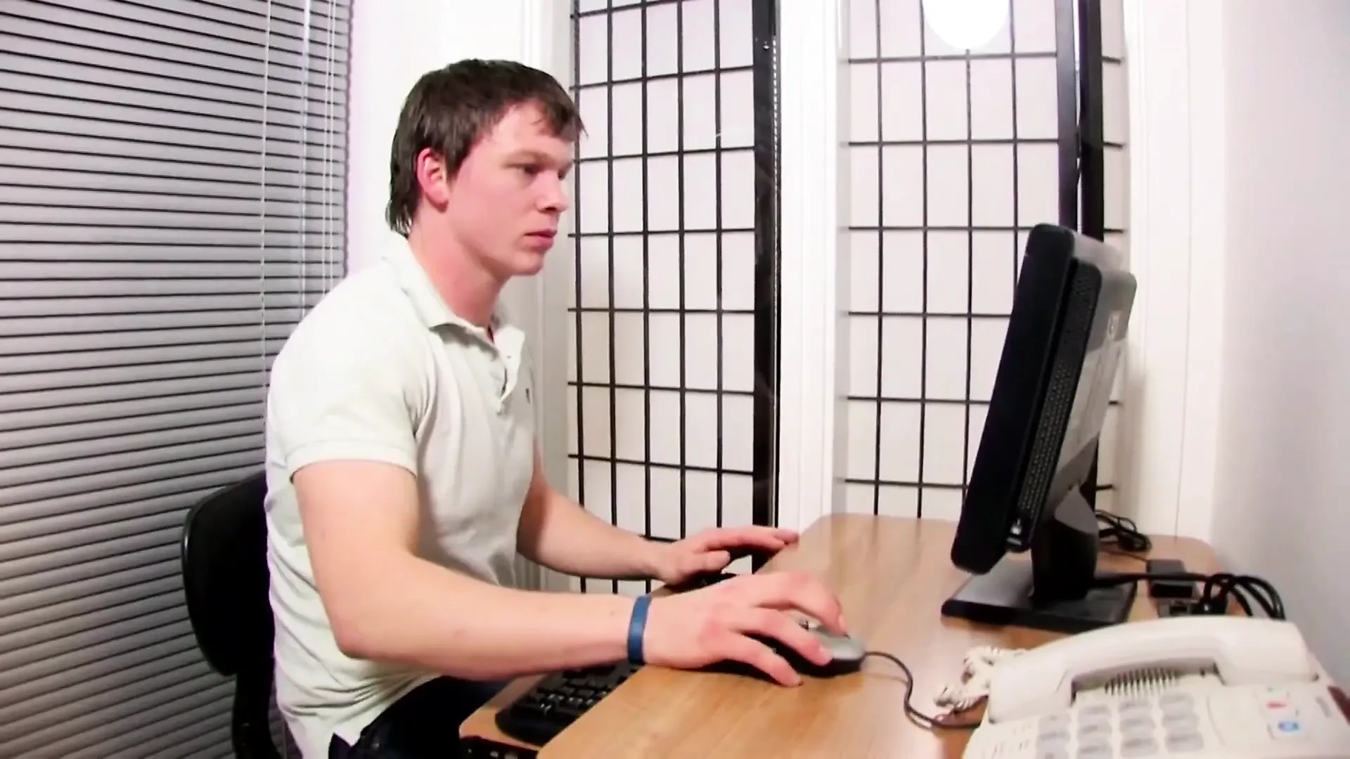 Brunette Babe Facesits and Fingers for Intense Orgasm