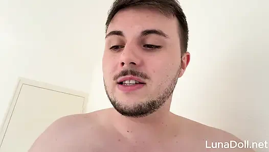 Analer Entjungferung: buttplug & dildo dehnieren mein sehr enges arschloch, bevor sie gefickt wird - luna doll