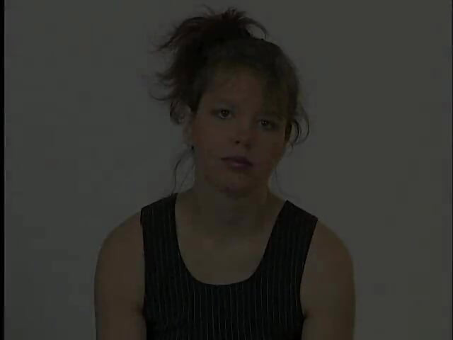 Vulpiță brunetă excitată își fute pizda păroasă la audiție
