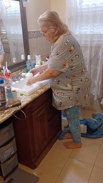 Mytí kalhotek mé bílé babičky pro klienta!