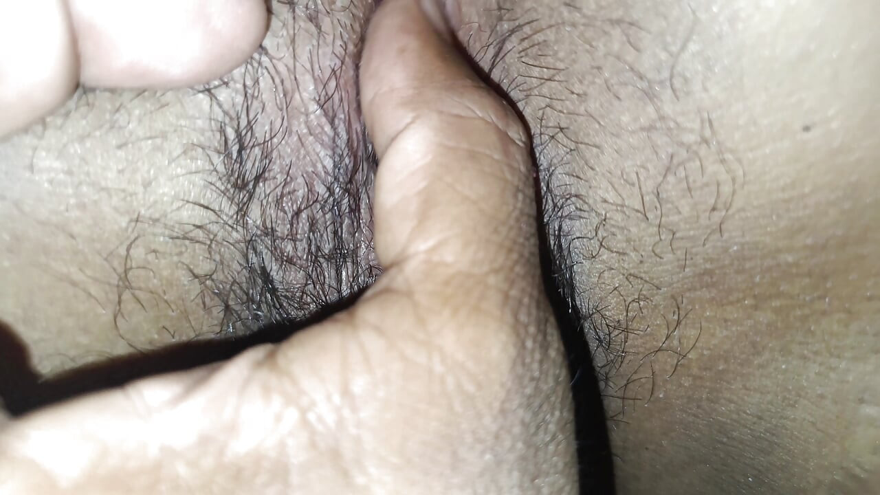 Heiße romantik mit blumen in süßer und nasser muschi