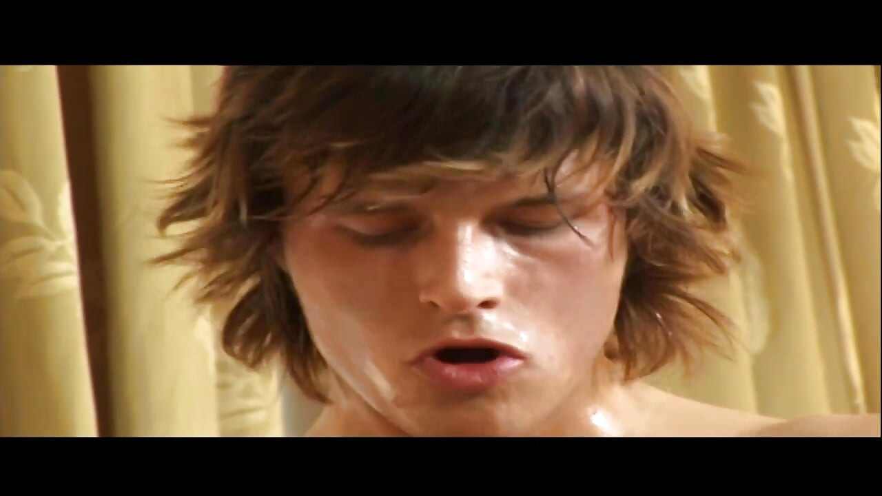 핫한 트윈크 쓰리섬: 거실에서 생으로 파괴하는 3명의 남자!