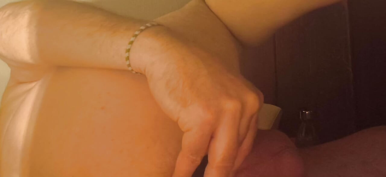 Opa stimuliert seinen After mit den Fingern und seinem speziellen Prostatadildo, was ihn nass macht