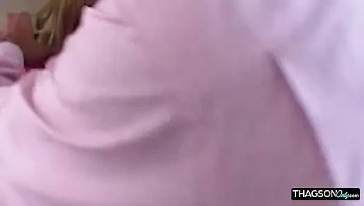 Azgın orta yaşlı seksi kadın ıslak amcık oyununda kalın parmaklarıyla genişliyor