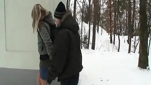 Schöne junge blondine fickt ihren opa im schnee
