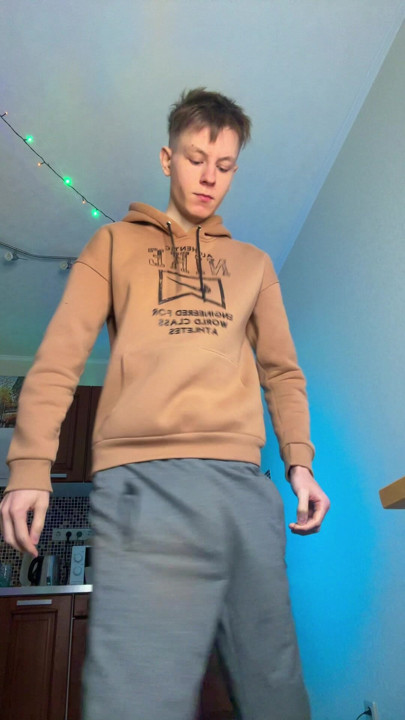 Odamda sıkıldım, bu yüzden büyük yarağımı döllenene kadar ovdum