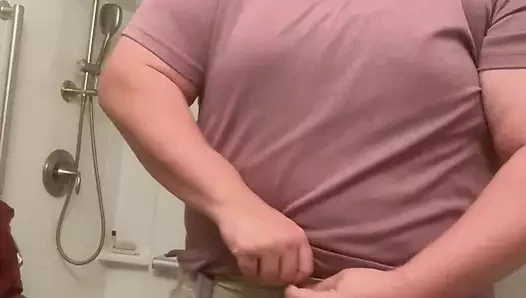 Ağır kamyoncu bubba burly chub çıplak soyunuyor ve ağır bir döl boşaltıyor