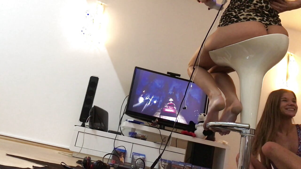萬聖節特輯：性感又經典的萬聖節驚喜，Sarah和Denisa用Playstation VR玩恐怖遊戲