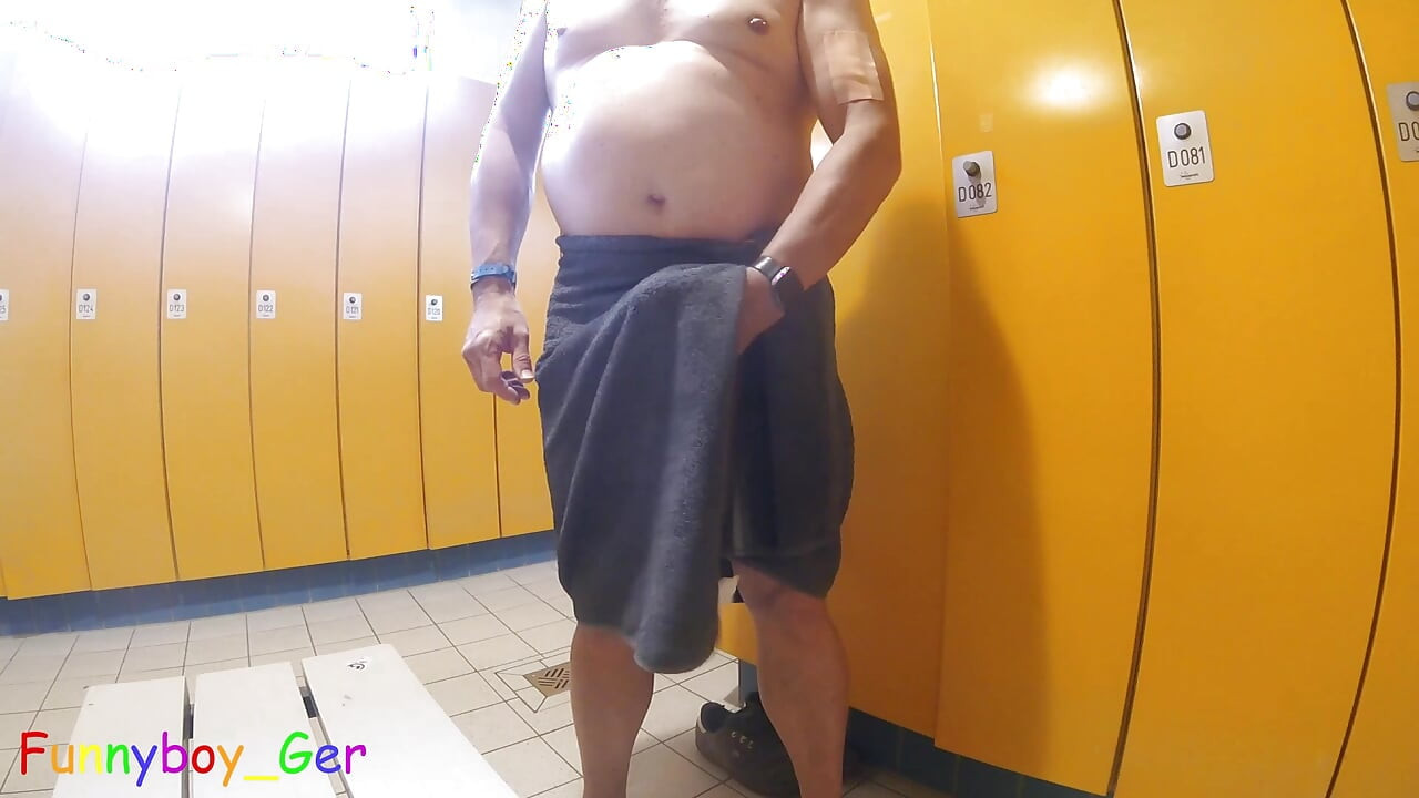 Gola i drska, masturbiram svoj obrijani kurac prepucija u javnoj svlačionici.