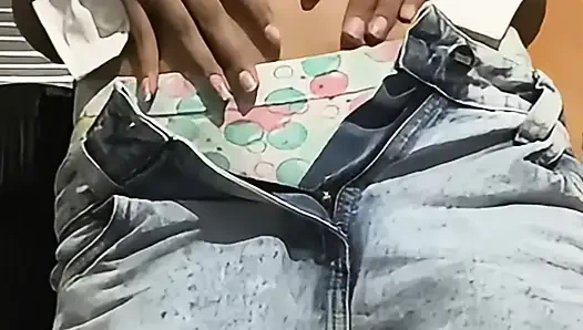 Siswi hot 18 tahun bugil sebelum kelas, toket sempurna. Video rumahan